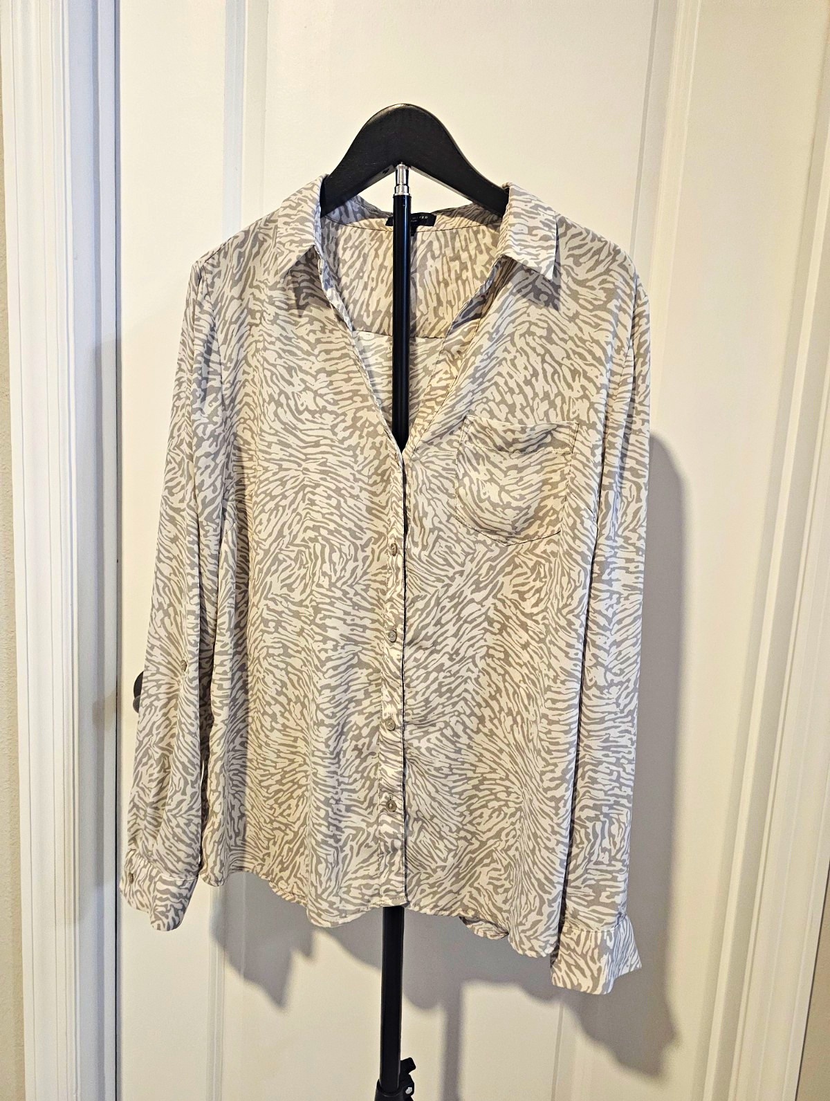 The Limited Women’s Ivory/Gray Animal Print Collared Button-Up Blouse L