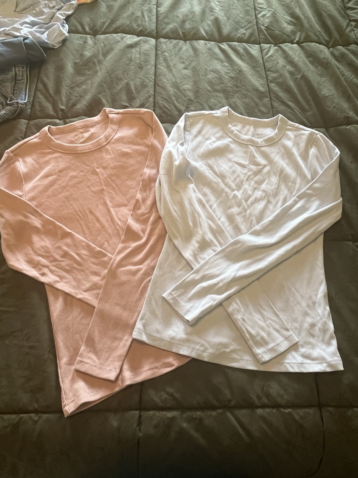 Old Navy Set of 2 Women’s Small Long Sleeve Ribbed T-shirts in White and Pink