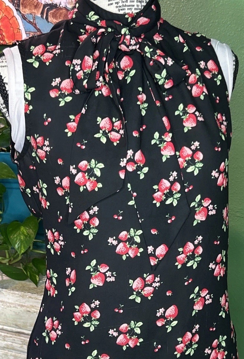 Vtg Strawberry Print Sleeveless Blouse Sz 6 Cottage Whimsy Retro Artsy Ecclectic