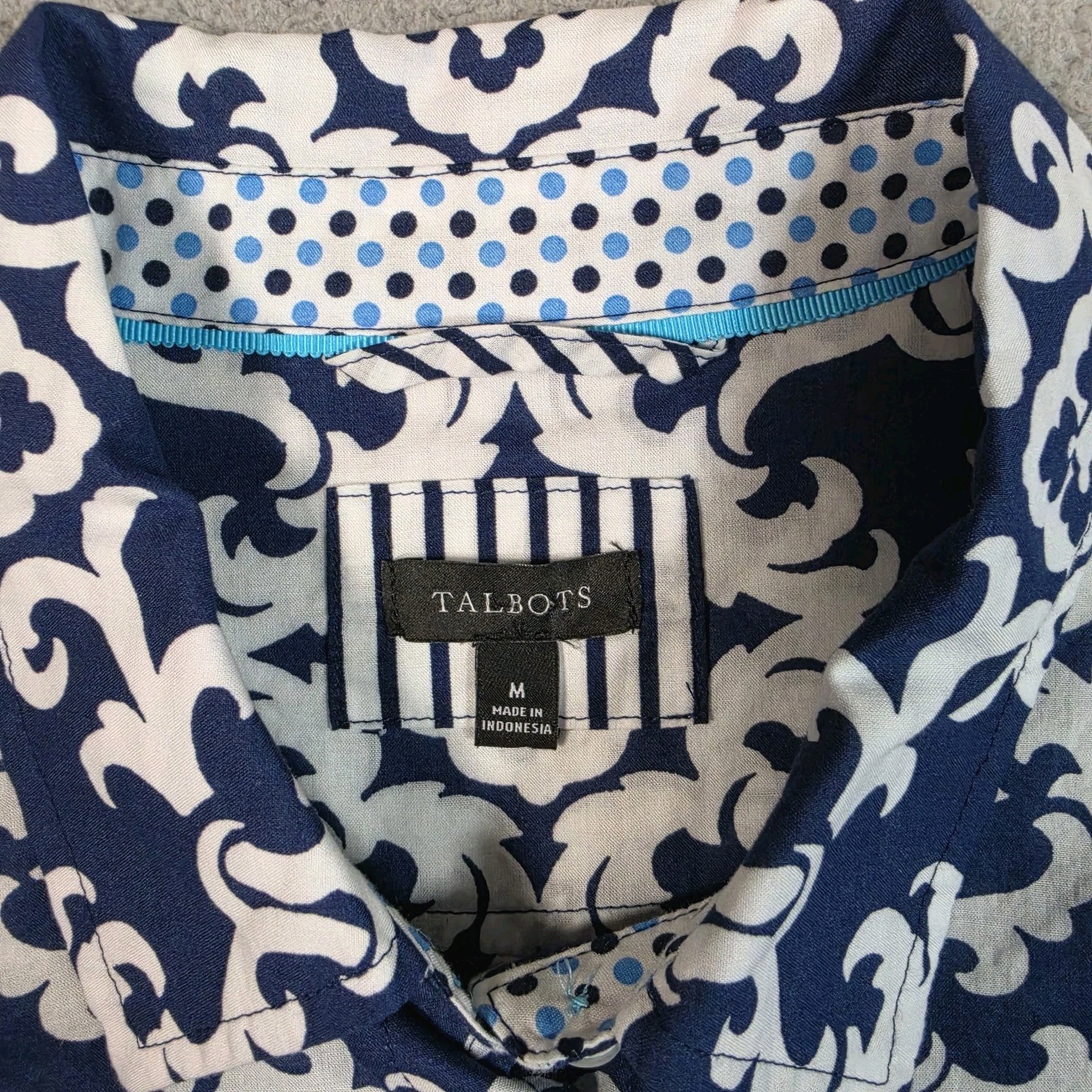 Talbots Modern Classic Shirt Womens Medium Blue Medallion Flip Cuff Preppy
