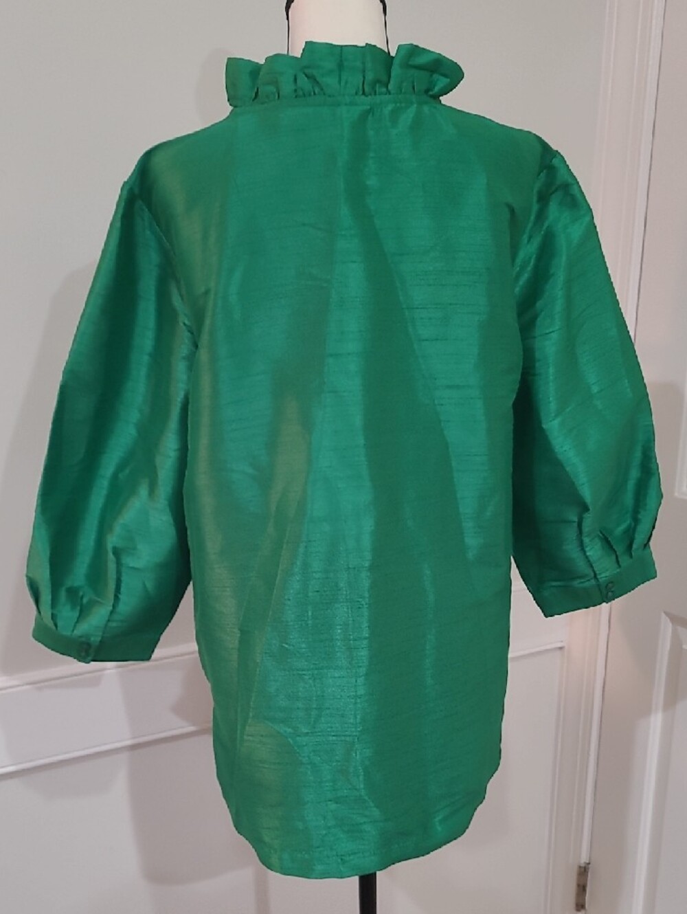 Crown & Ivy Emerald Green Ruffle V-Neck Blouse – Size 2X