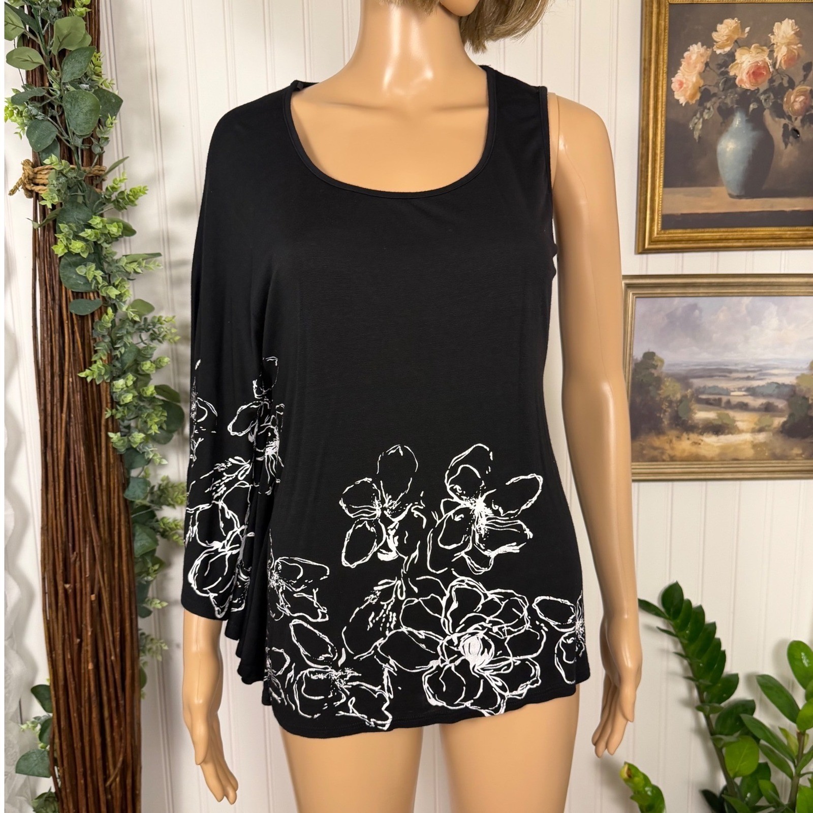 Sans Souci Asymmetrical Cape Top Womens Large Black Excellent Floral Half Cape