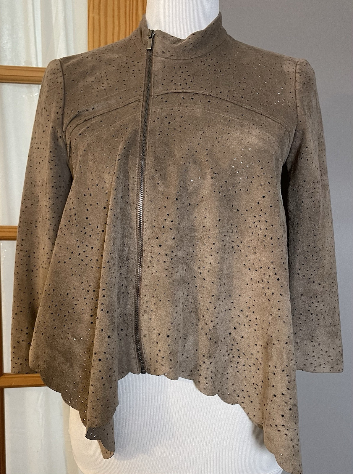 BCBG Maxazria Crop Top Women’s XS Mocha Faux Suede Eyelets Pockets Peasant Boho