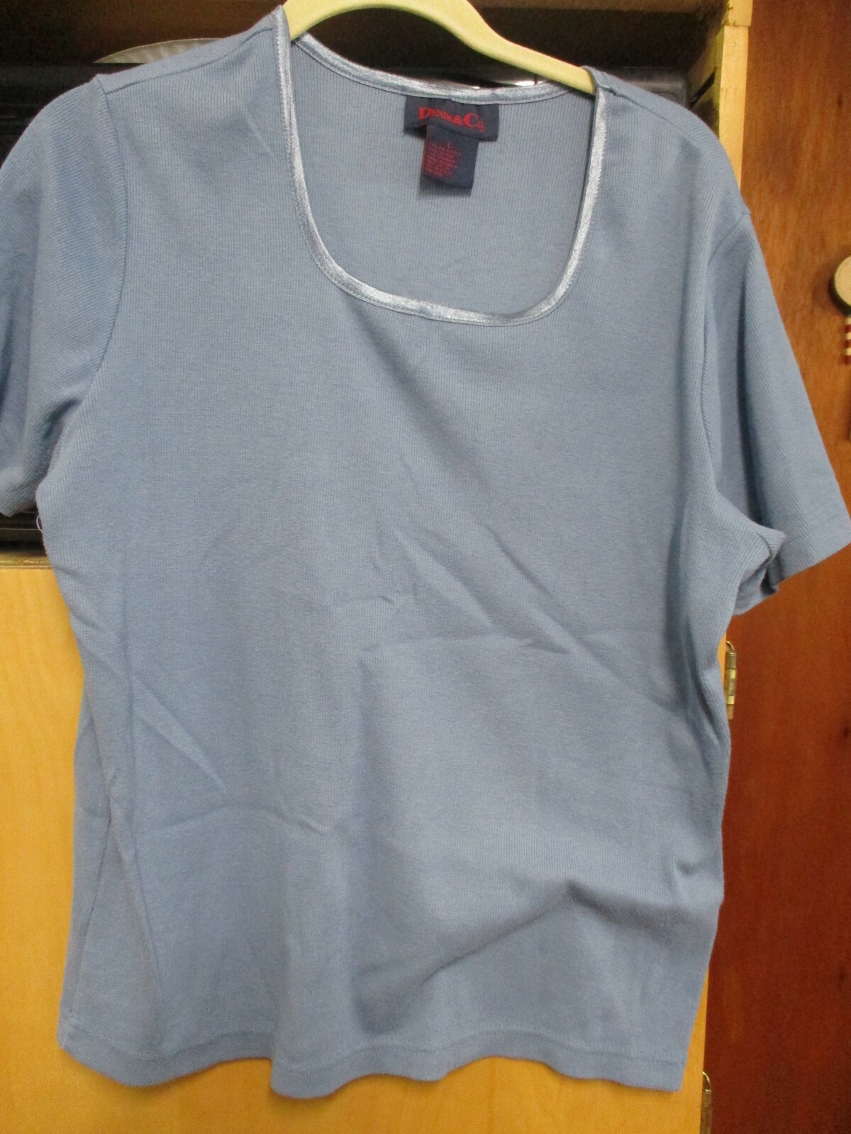 DENIM & CO L BLUE RIBBED SS TOP R$36 RIBBON NECK SCOOPED 62%POLY33%COTTON5% SPAN