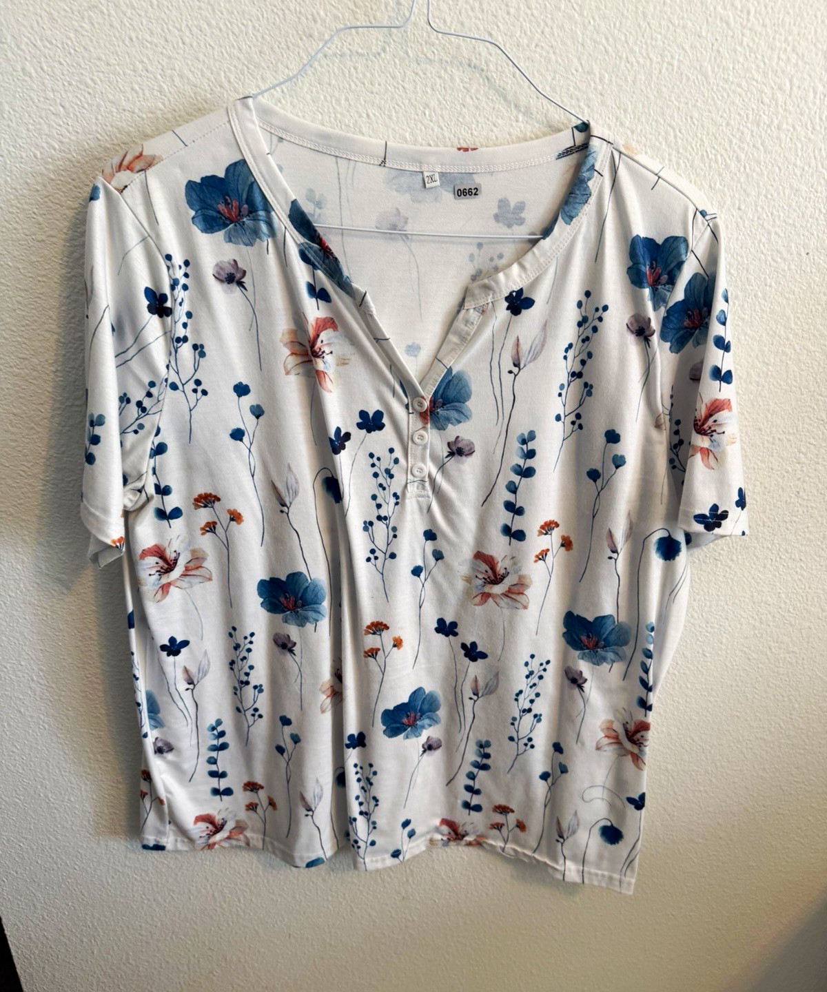 Women’s 2XL White/Blue/Pink Floral Henley V-Neck Pullover SS T-Shirt Button