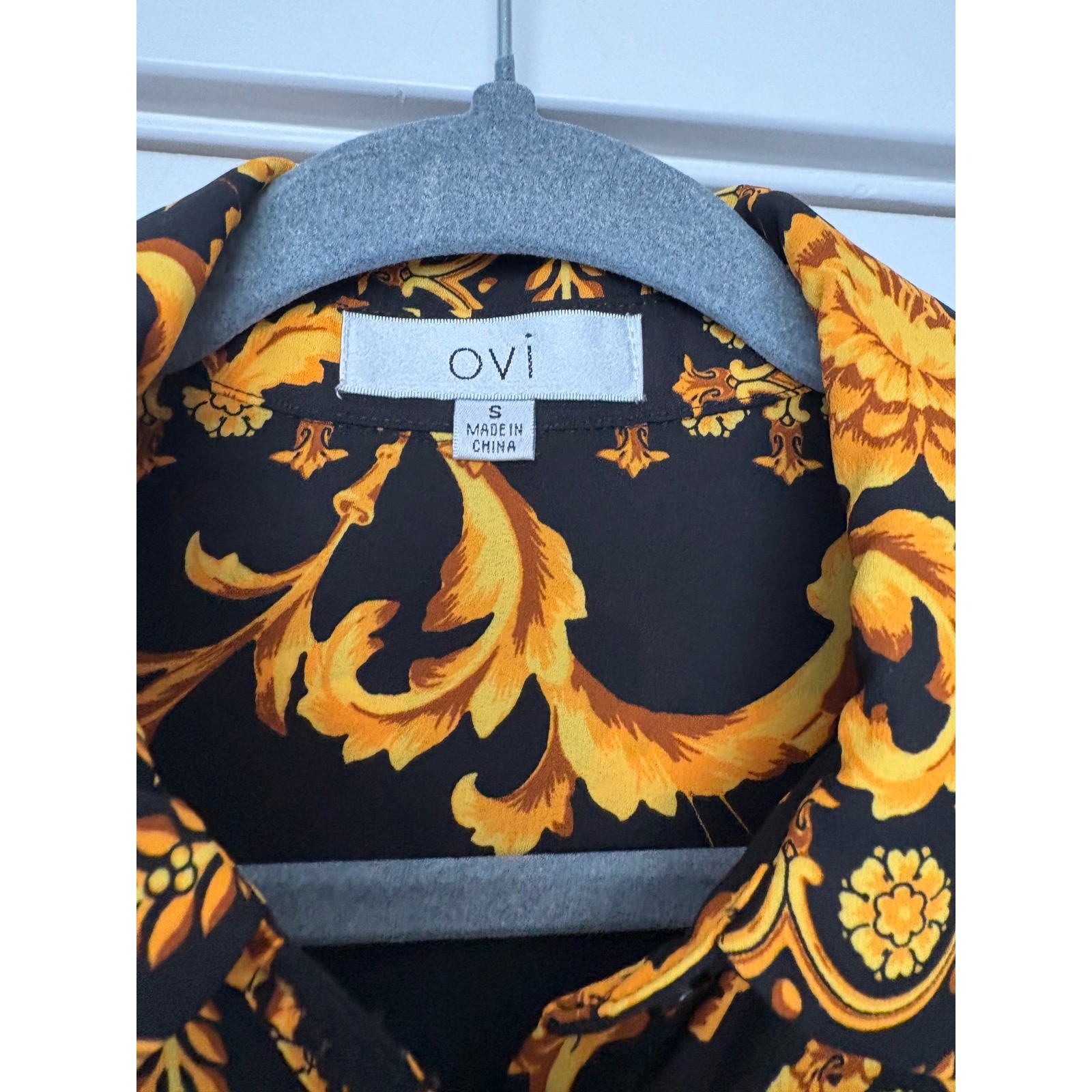 Ovi Women’s S Black Gold Baroque Scroll Floral Print Button Down Money Top