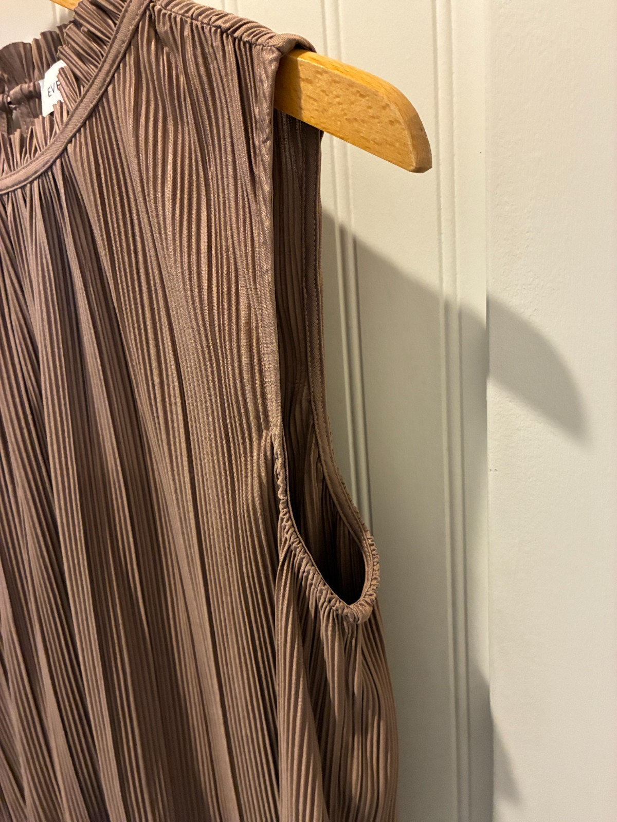 Evereve Women’s Sleeveless Mauve Brown Pleated Top with Ruffle Neck XL