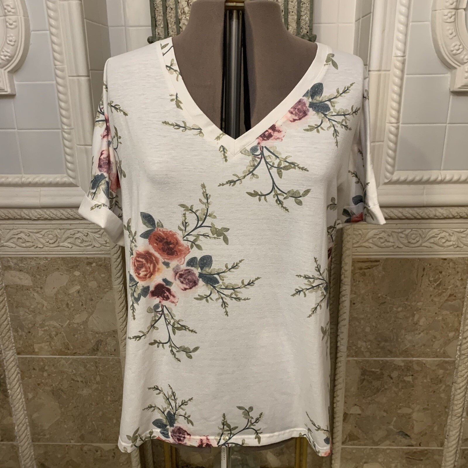 Unbranded. Sz 2XL. Floral Pullover Top. Possibly Cotton. Sleeves. B65.