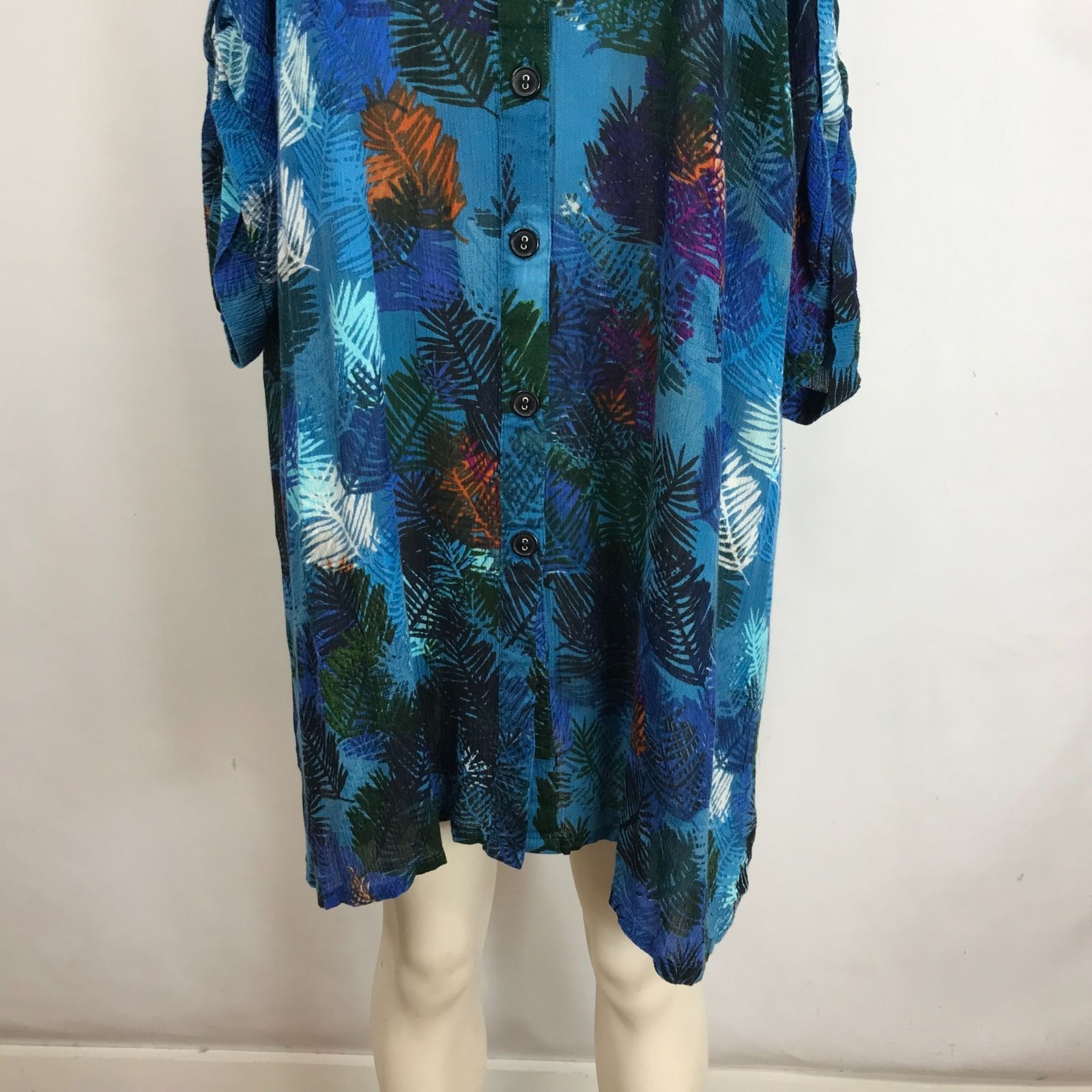 ROAMAN’S- WOMEN’S 18W – MULTICOLOR 3/4 SLEEVE BUTTON COLLARED 100% RAYON TOP