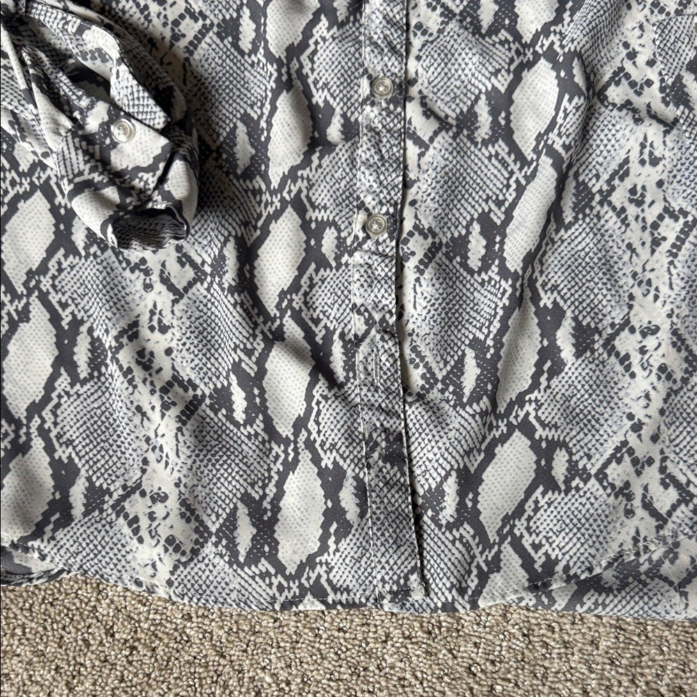 Kut from the Kloth Gray and White Snake Top
