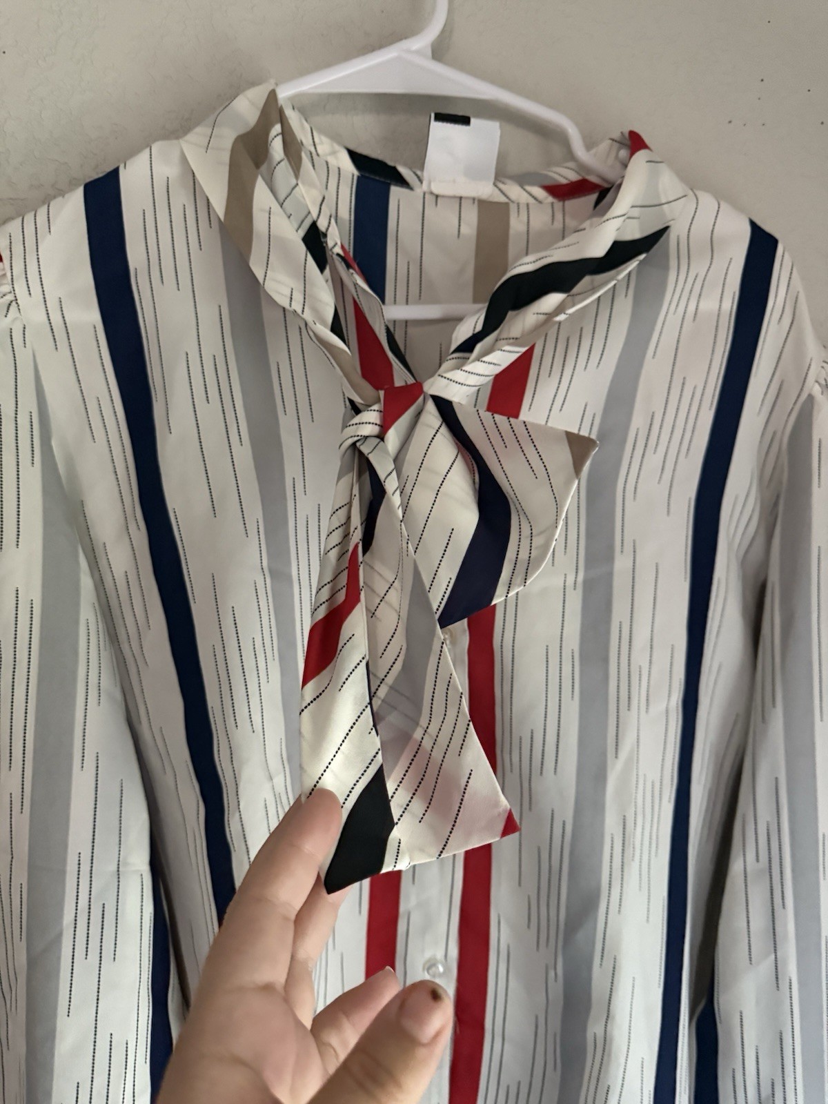 Solos Women’s White Red Blue Striped Tie Neck Long Sleeve Button Blouse 12