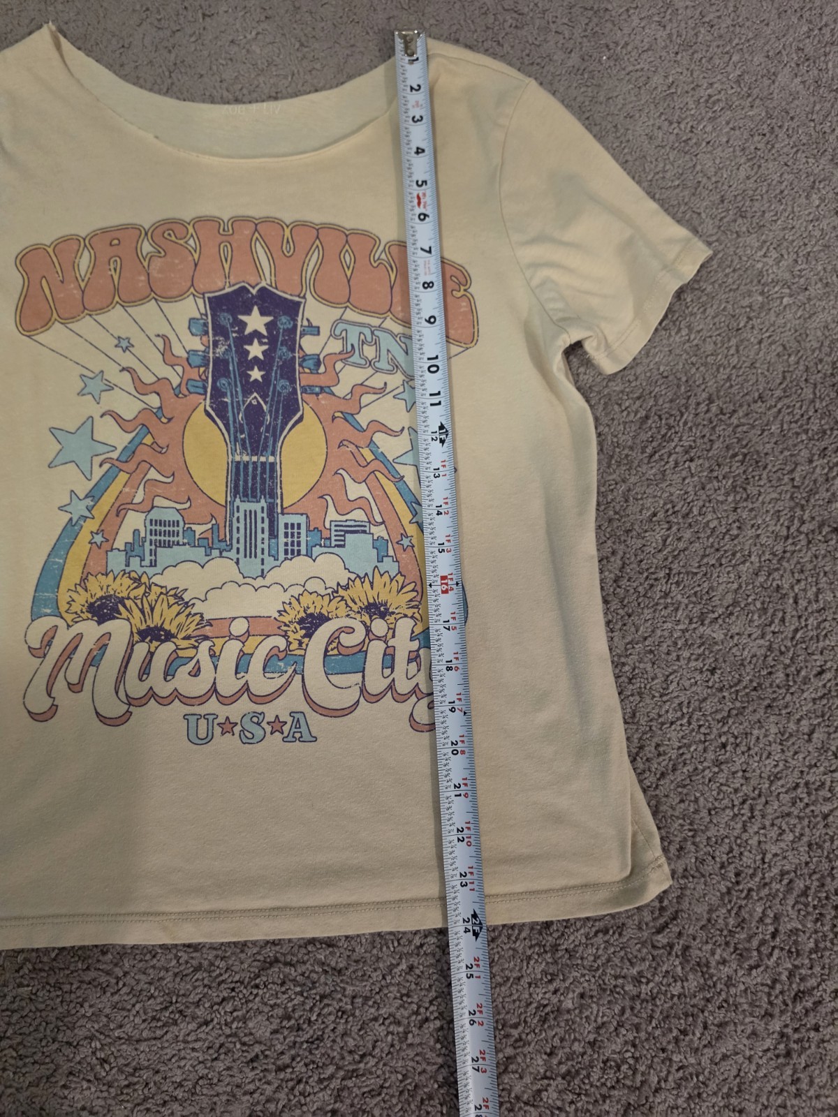 Zoe + Liv Nashville TN Music City USA Graphic Tee Women’s Med Cut Neckline Retro