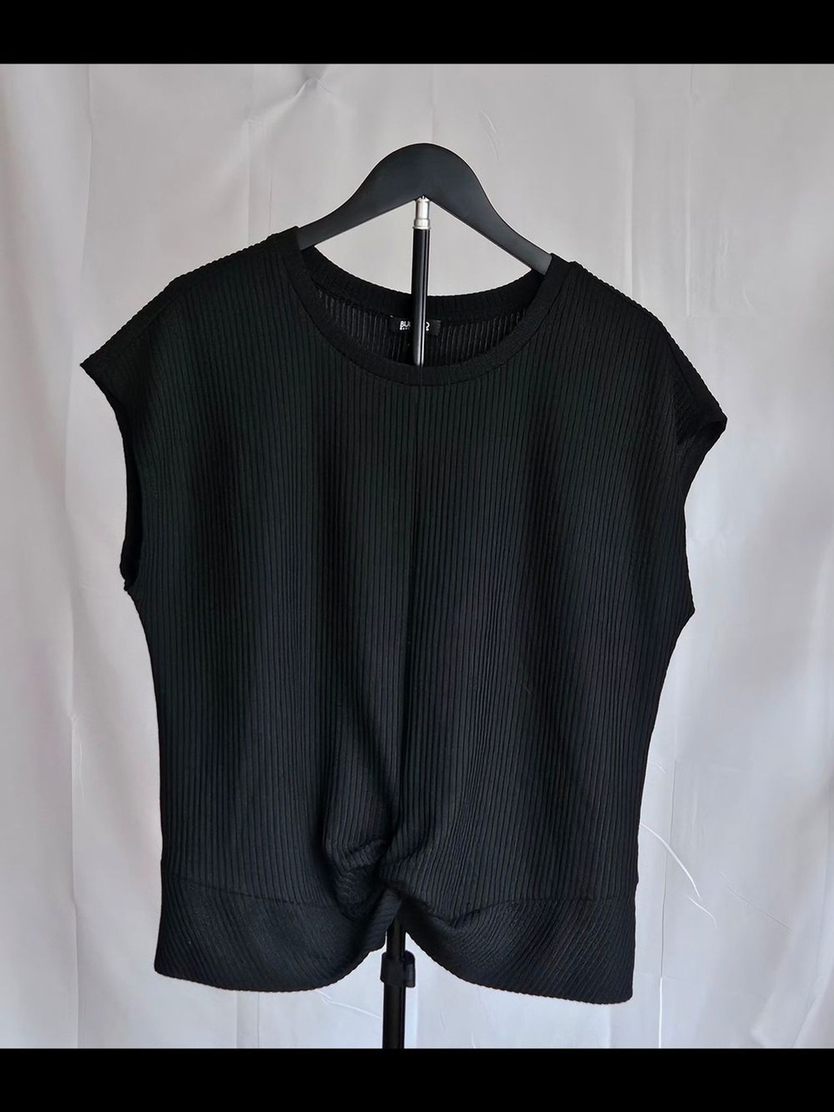 ​Buffalo David Bitton Black Ribbed Twist-Front Sleeveless Top – Size M