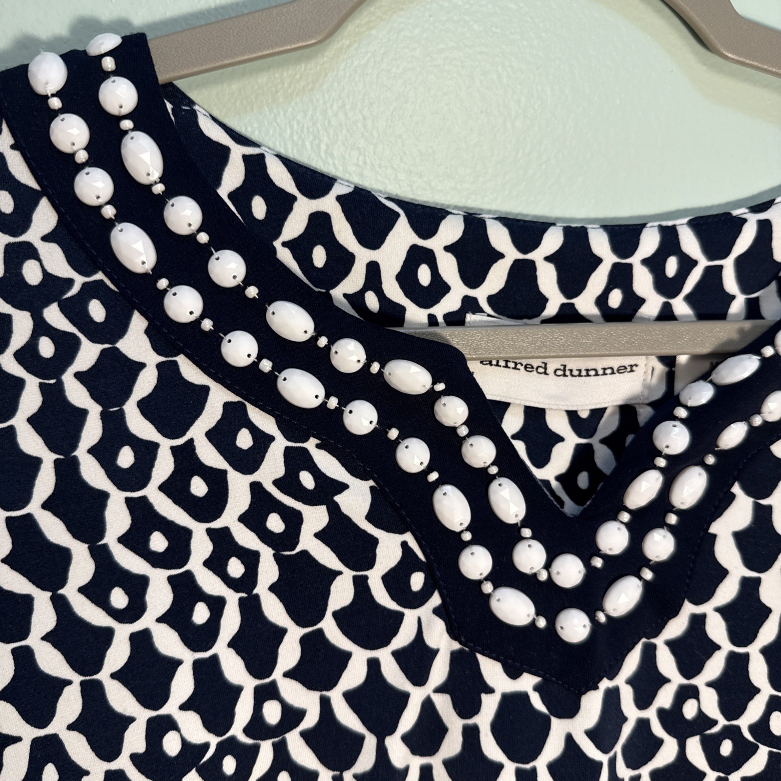 Alfred Dunner Blue & White Beaded Accent Blouse Size M Cruise
