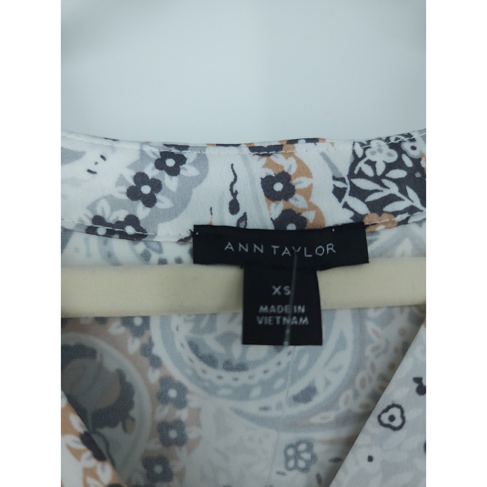 NWT Ann Taylor Satin Button Up Blouse Womens XS White Boho Paisley Luxury Career