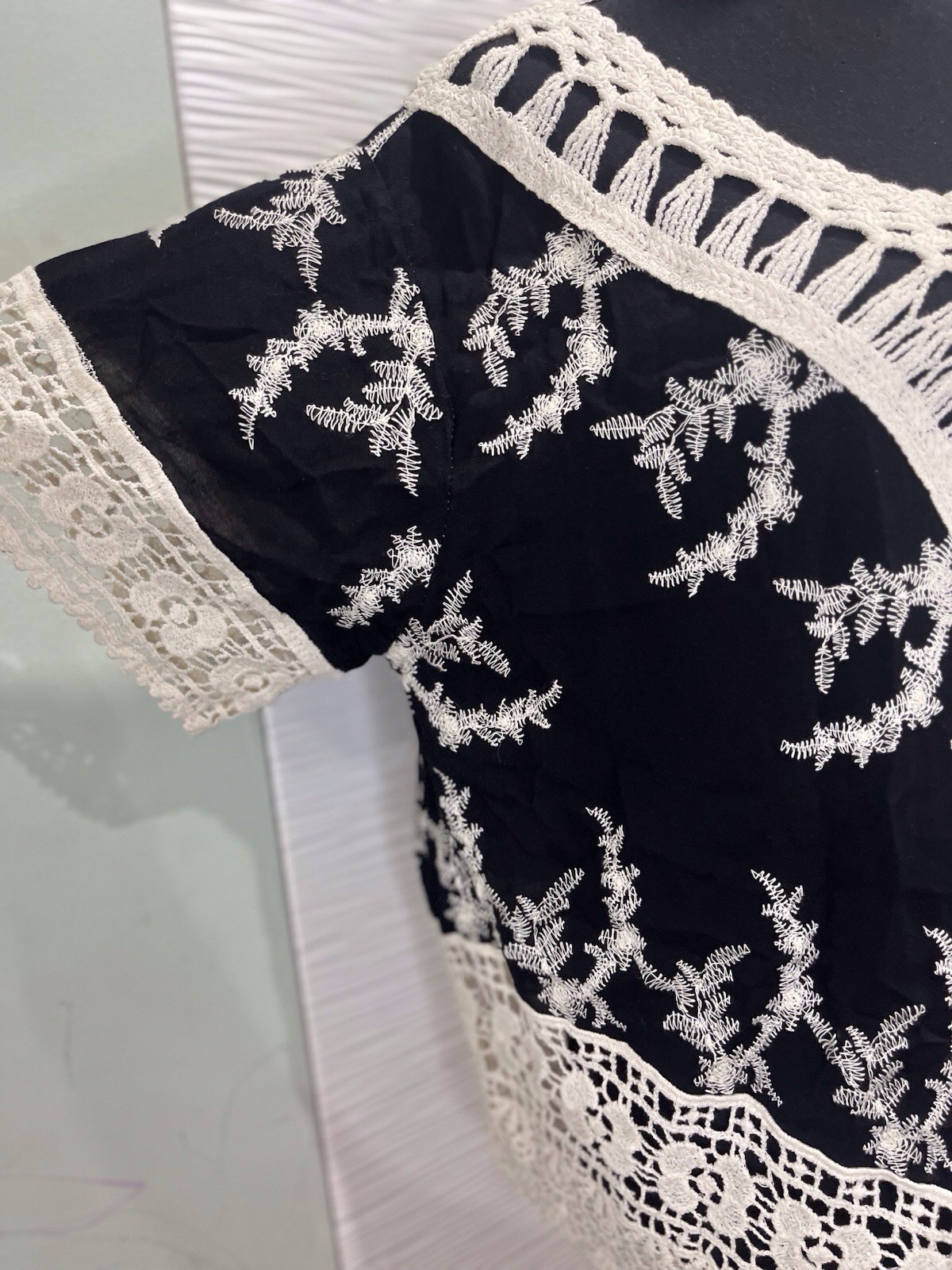 Solitaire XL Black White Embroidered Crochet Lace V-Neck Tunic Blouse Women’s