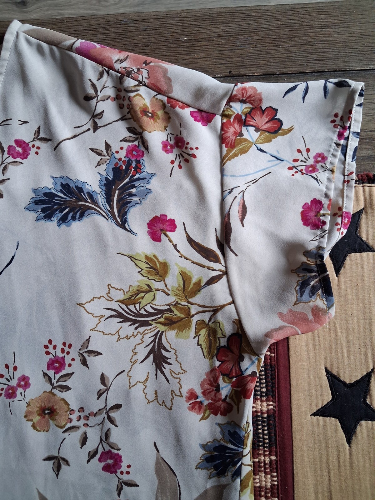 DR2 Women’s L Beige Multicolor Floral Short Sleeve Round Neck Pleated Blouse