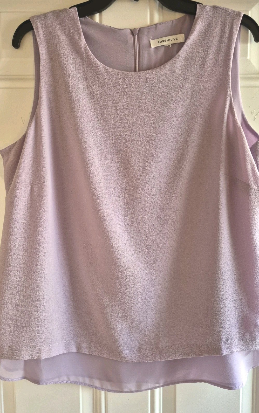 ROSE + OLIVE Slvls Blouse – M – Scoop Neck, Back Neck Zip, Lined, Tiered Hem