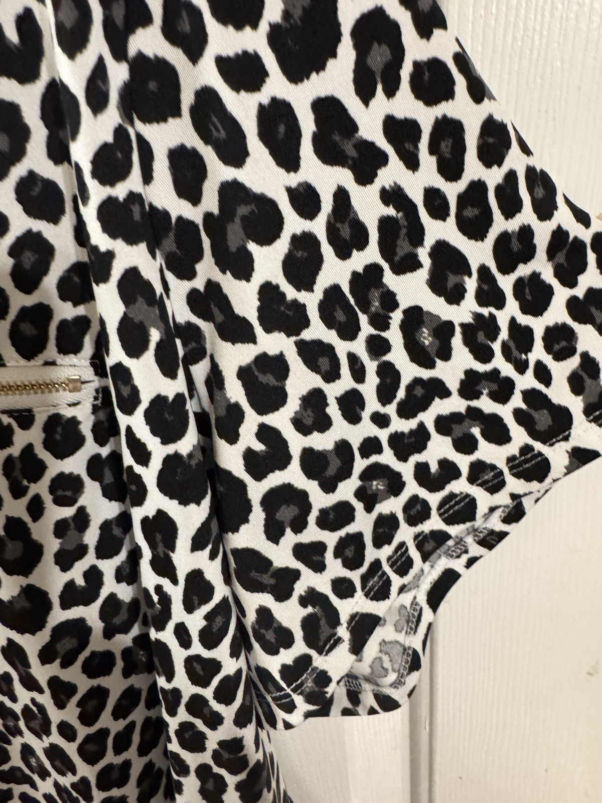 STRETCHY BLACK, GRAY, WHITE ANIMAL PRINT BLOUSE-FYVE BRAND-SIZE 3X-GOLD ZIPPERS