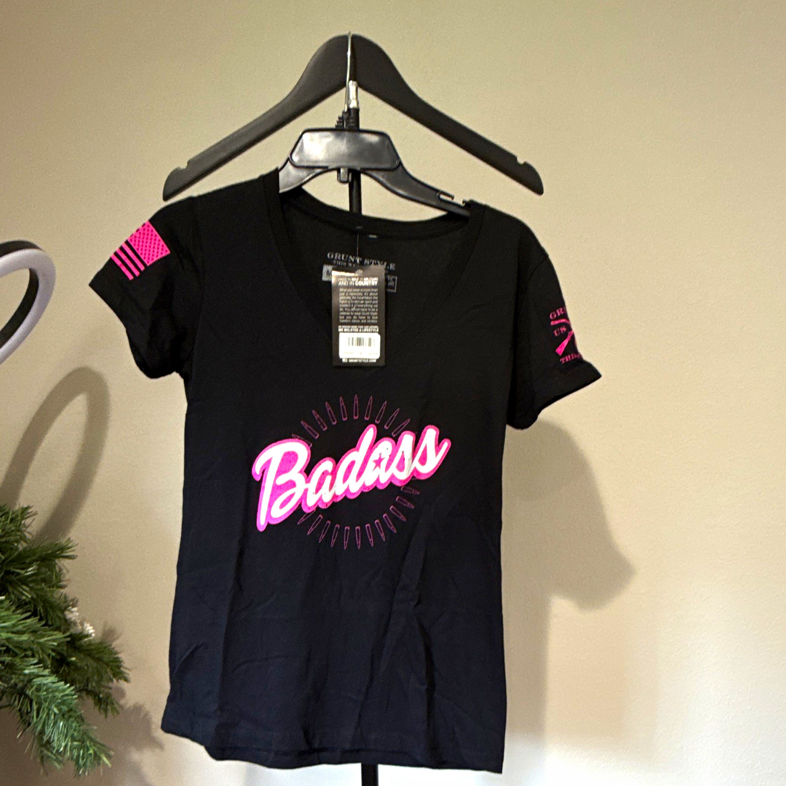 Grunt Style Unisex V-Neck Graphic Print T-Shirt Black/Pink Logo Size M