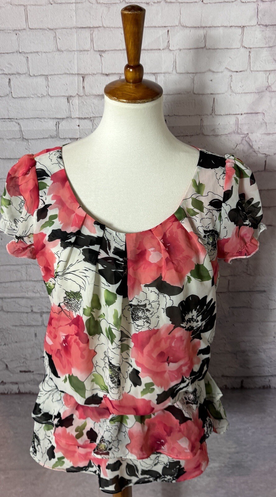 Sunny Leigh Short Sleeve Floral Sheer scoop neck blouse women’s size small