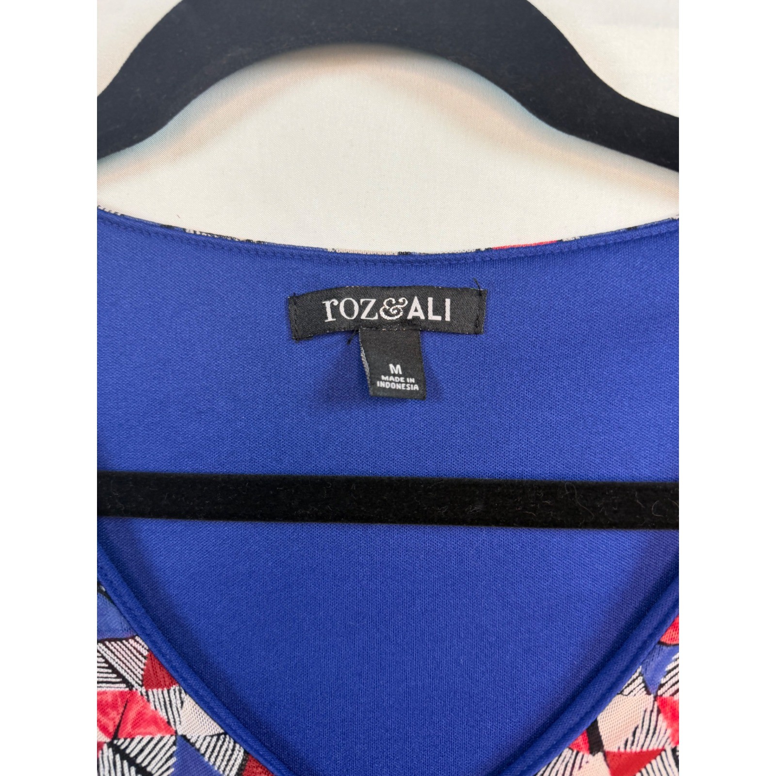 Roz & Ali Womens Medium Blue Red White Geometric Triangle Tiered Sleeveless Top