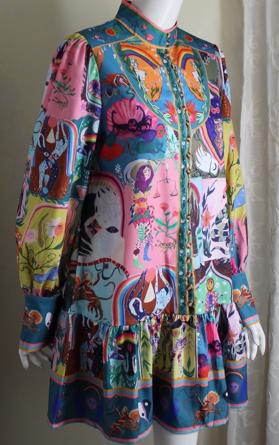 New Estate ASIAN Sz L Runs S M Art-Wear FACES Frilly Funky PRINT Tunic Top 35″L