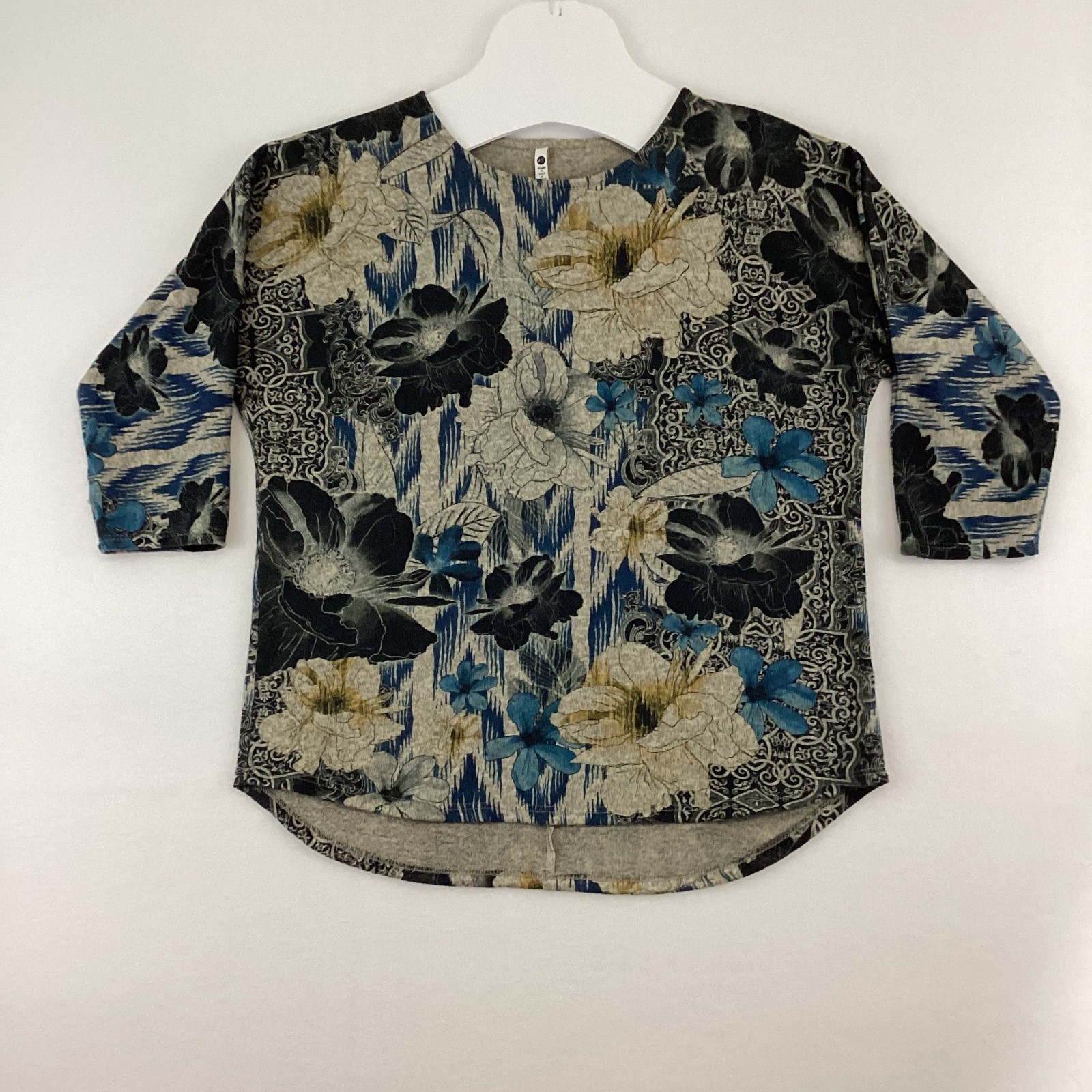 Leo & Nicole Polyester Blend Soft 3/4 Sleeve Top Women’s Petite Small PS