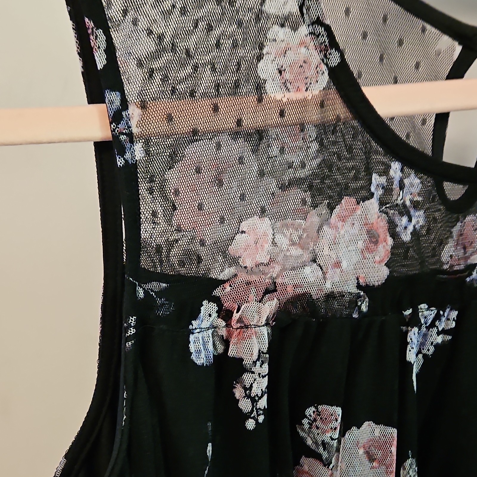 Women’s M Black Floral Sheer Mesh Yoke Round Neck Short Sleeve Blouse