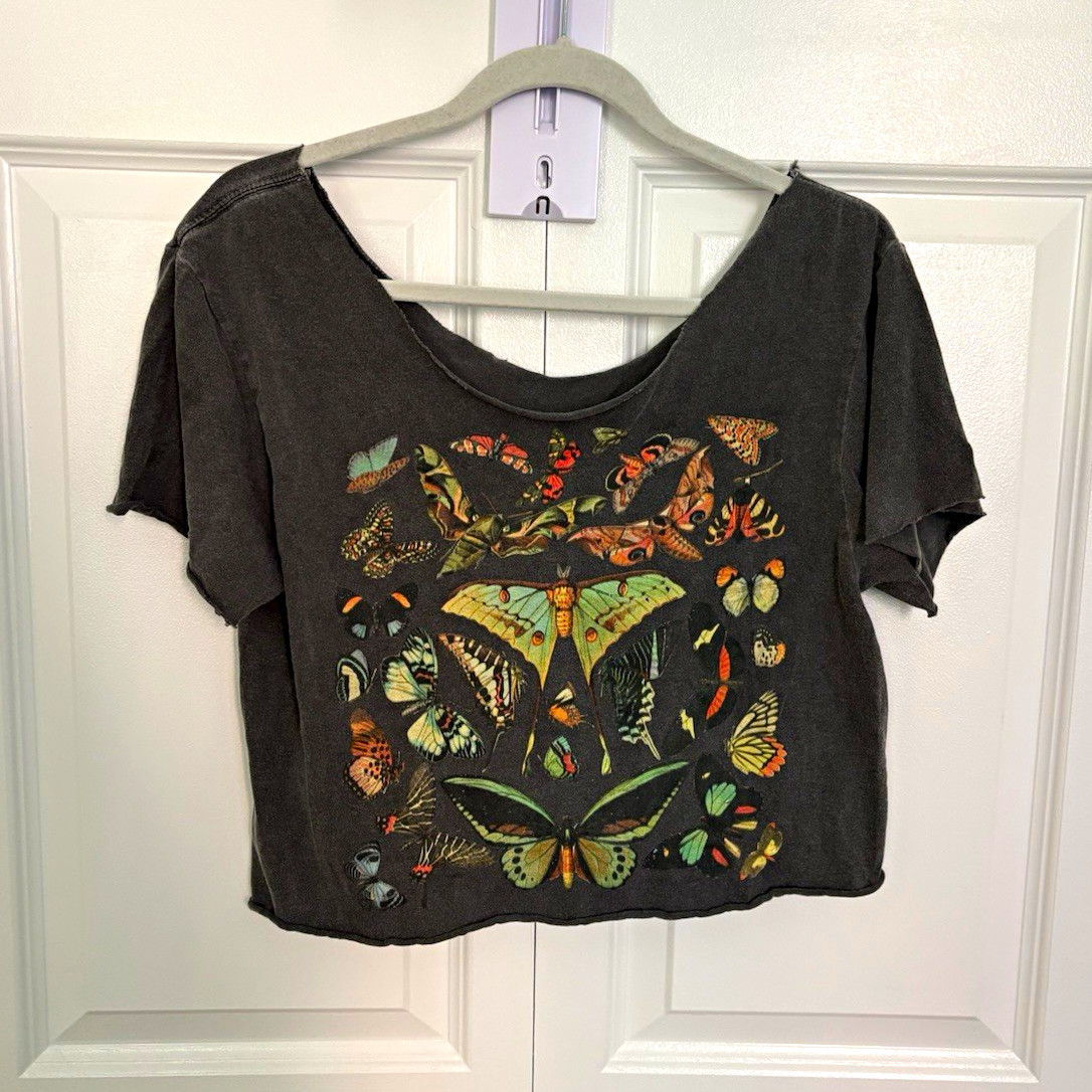 Women’s gray butterfly graphic print cropped scoop neck tee raw hem sz S