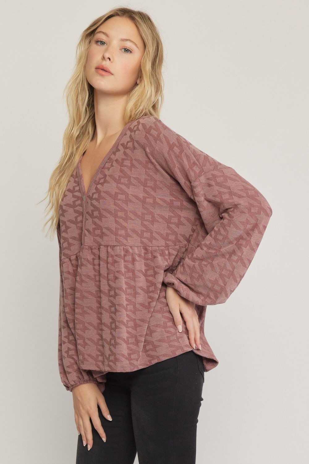 Entro V-Neck Houndstooth Long Sleeve Tiered Knit Top