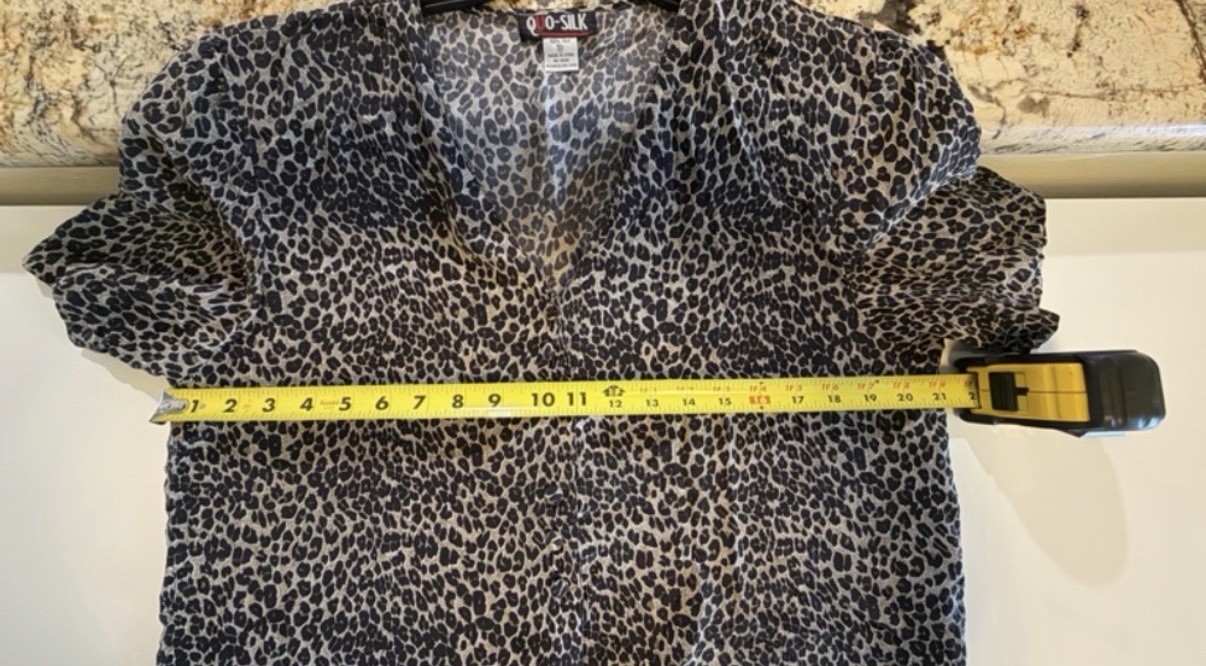 QUO-SILK Silk Leopard Print V-Neck Button Front Blouse Size M Vintage