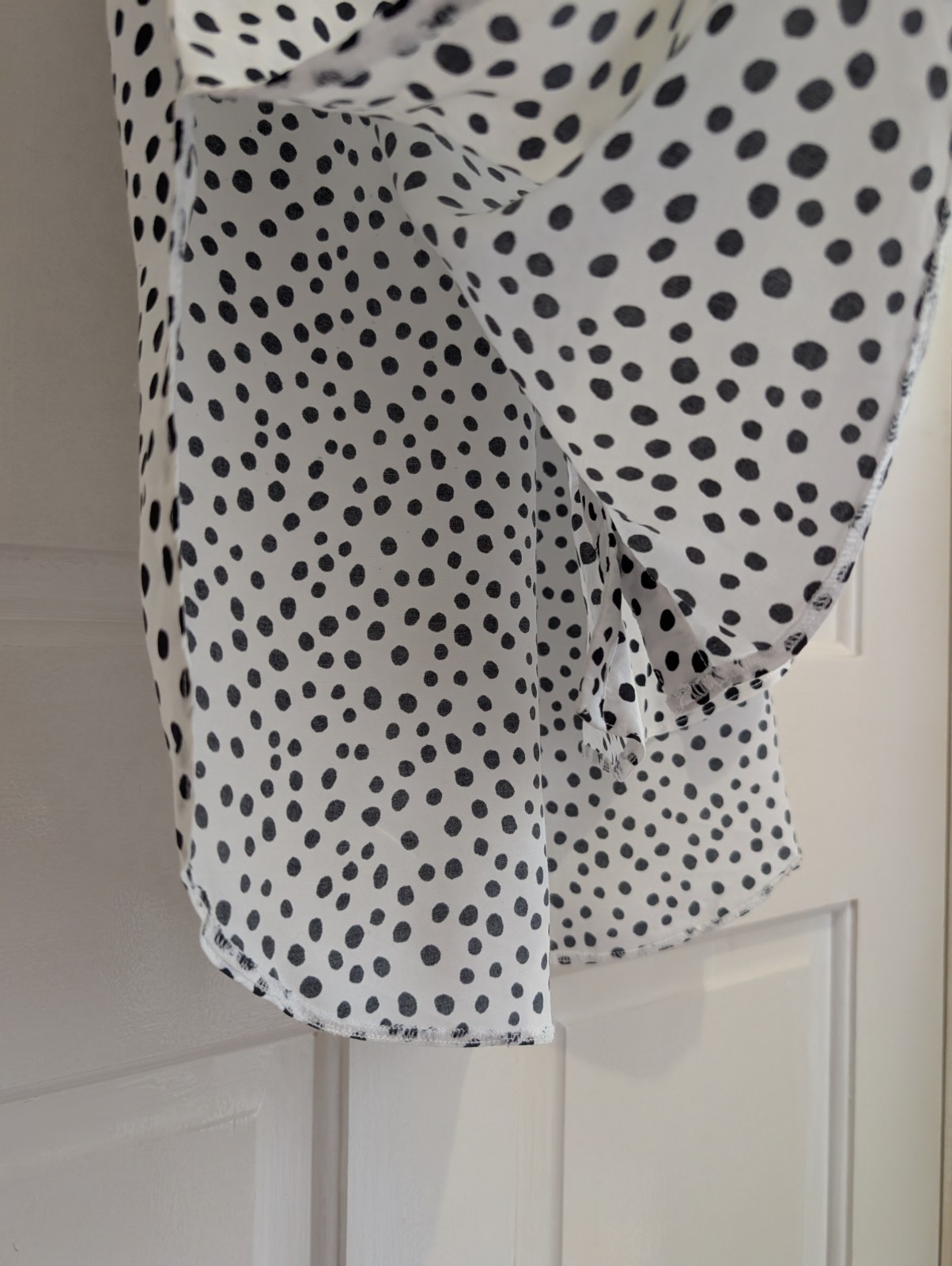 Wallis White Polka Dot Blouse Size Small Sleeveless Button Down Dropped Hem