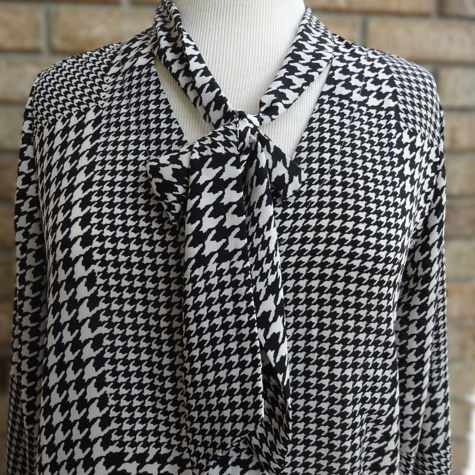 Ann Taylor Factory Black White Houndstooth Tie Neck Blouse Size M