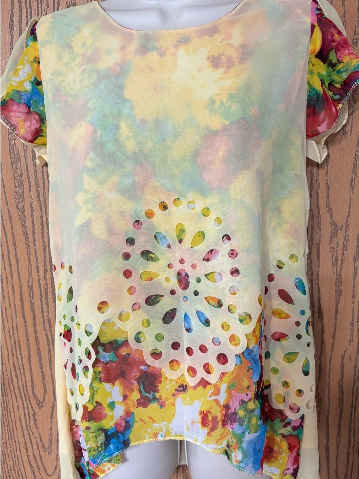 Women’s Floral Cutout Short Sleeve Top in Pastel Yellow