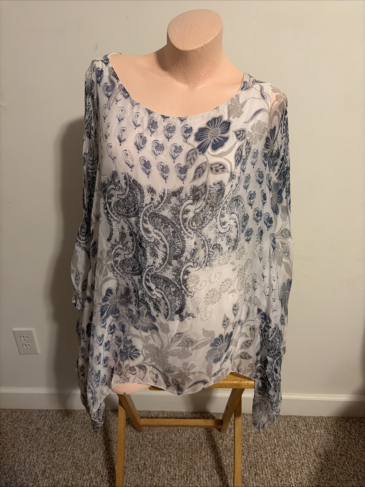 Saks Fifth Avenue Flowy Blouse Blue/white Italian Silk Sz XL paisley pattern.