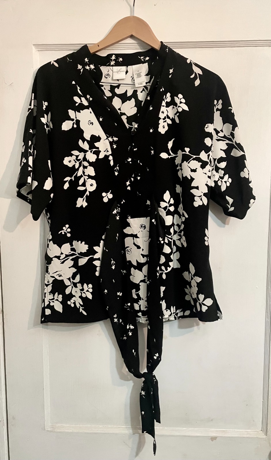 EMMA JAMES Black & White Floral Top with Sash – Size 14 – NEW