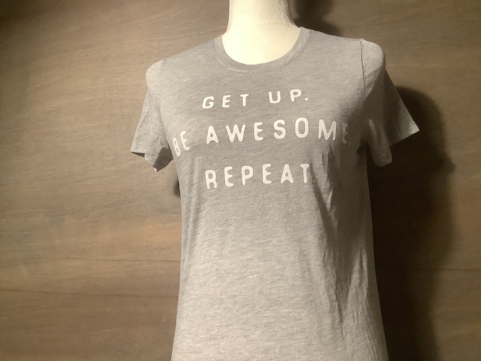 ZOE + LIV WOMENS GRAY TEE SHIRT “GET UP BE AWESOME REPEAT” ROUNDED HEM SMALL