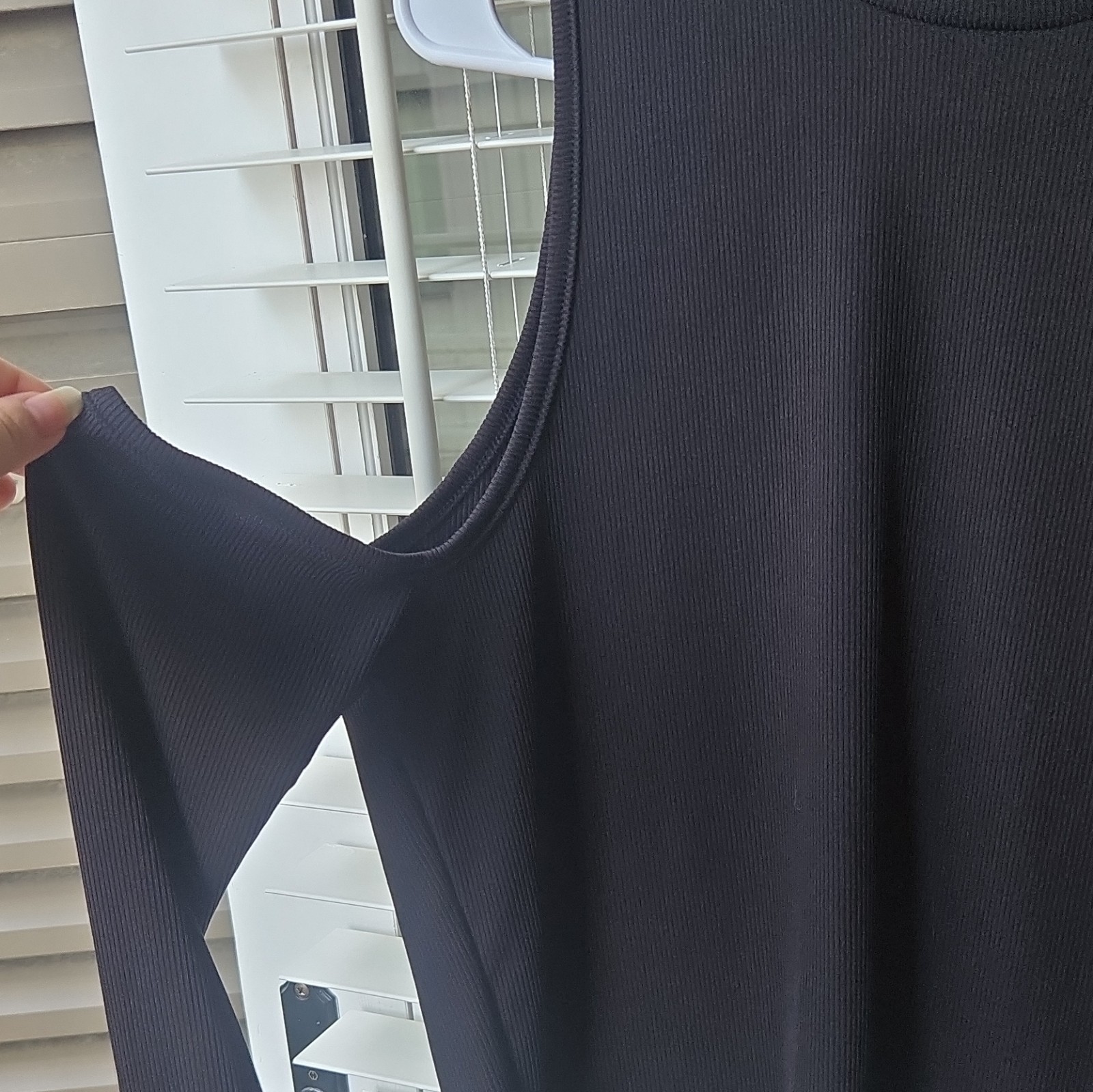 Women’s Black Solid Ribbed Knit Mock Neck Cold Shoulder Long Sleeve Top M