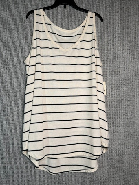 a.n.a A New Approach V-Neck Sleeveless Tank Top Women’s Size XL White Black NWT