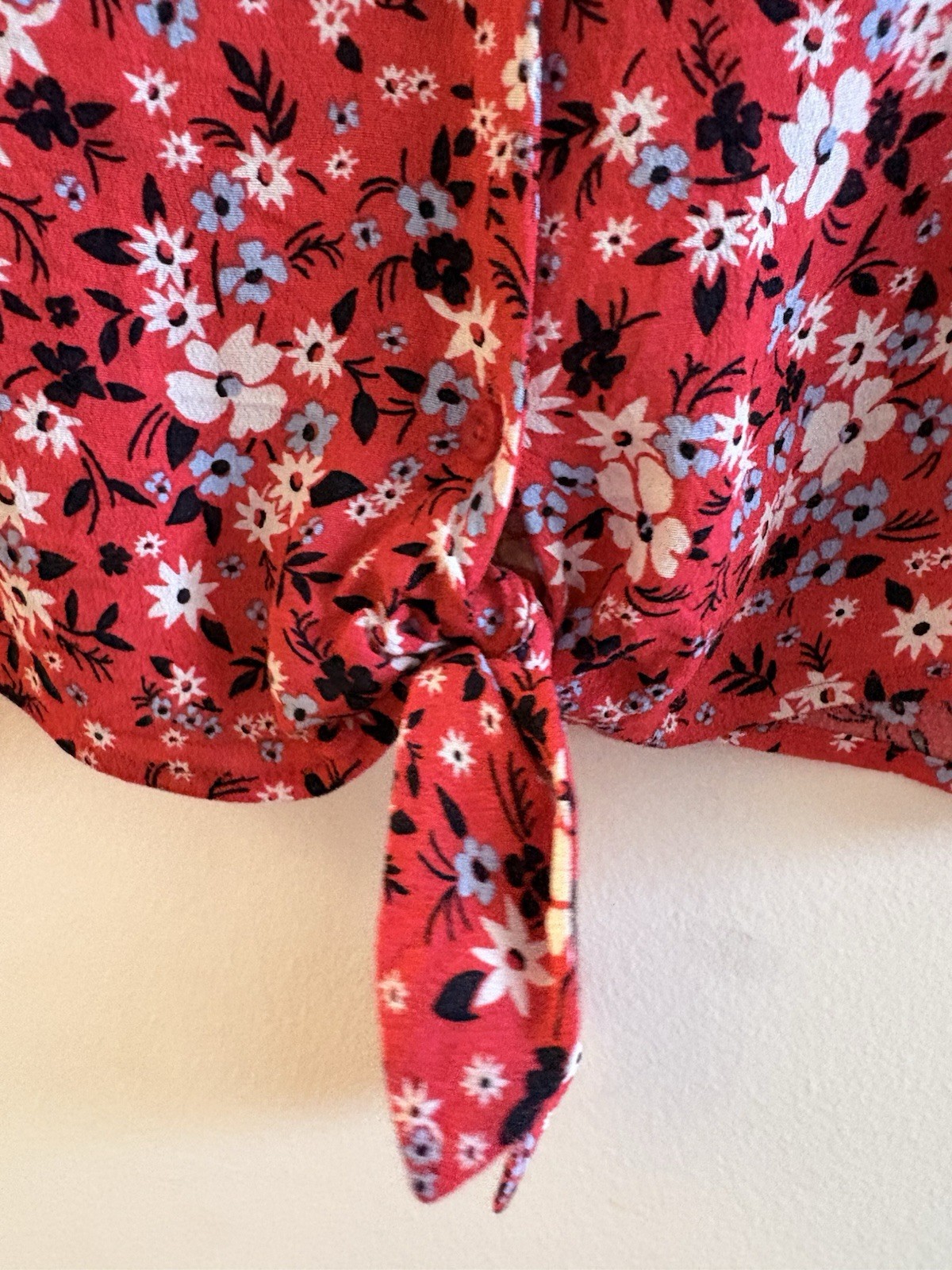 Calvin Klein Jeans Women’s Blouse S/P Red White Floral Collared Button Tie
