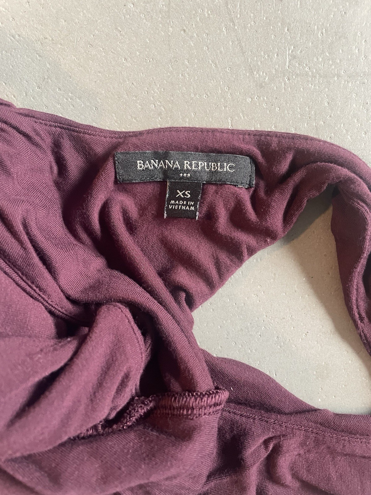 Banana Republic Tank Top XS Burgundy Open Back Stretch Cropped Lined Workout Top