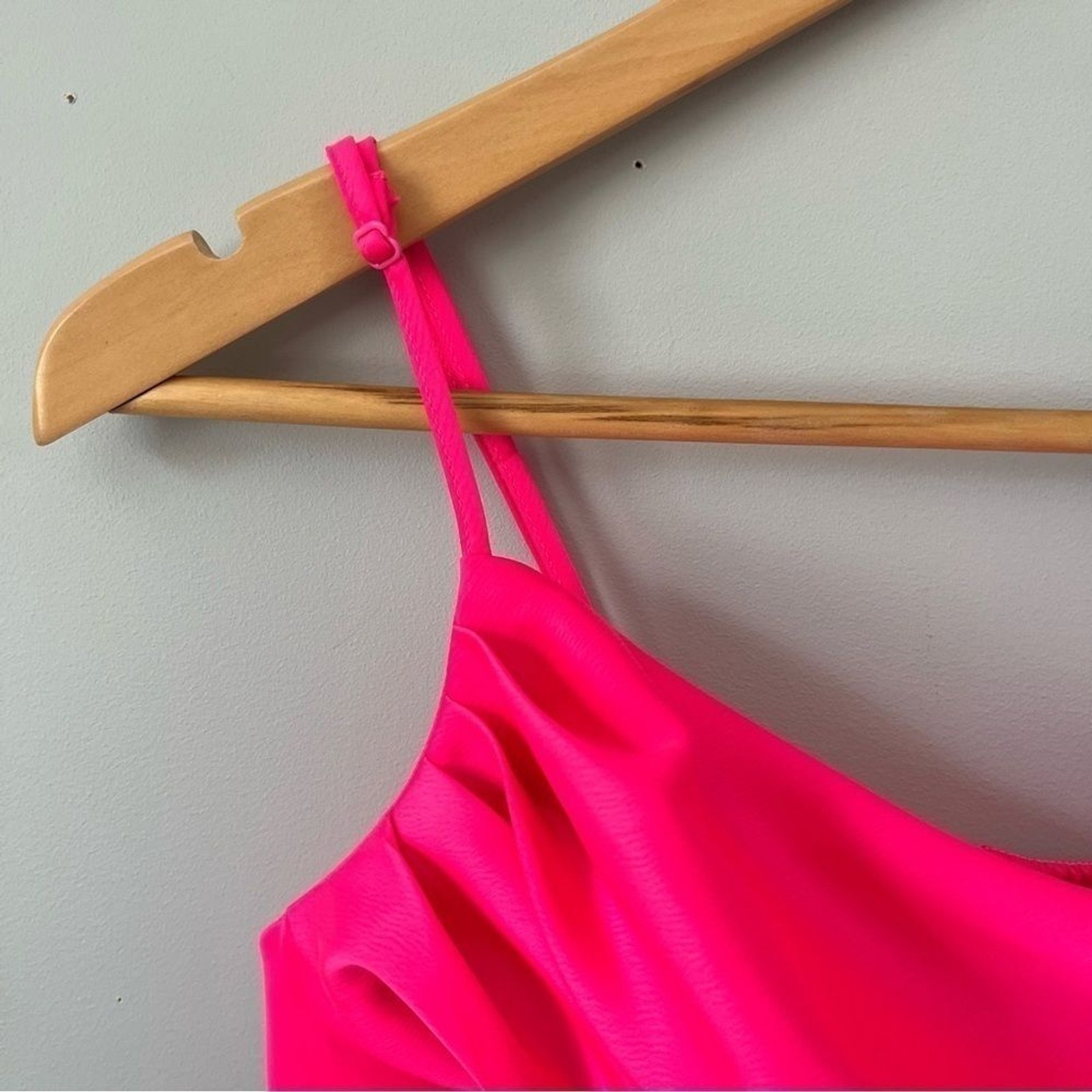 Urban Outfitters Silence + Noise Mimi Cowl Neck Barbie Pink Halter Top Sz M NWT