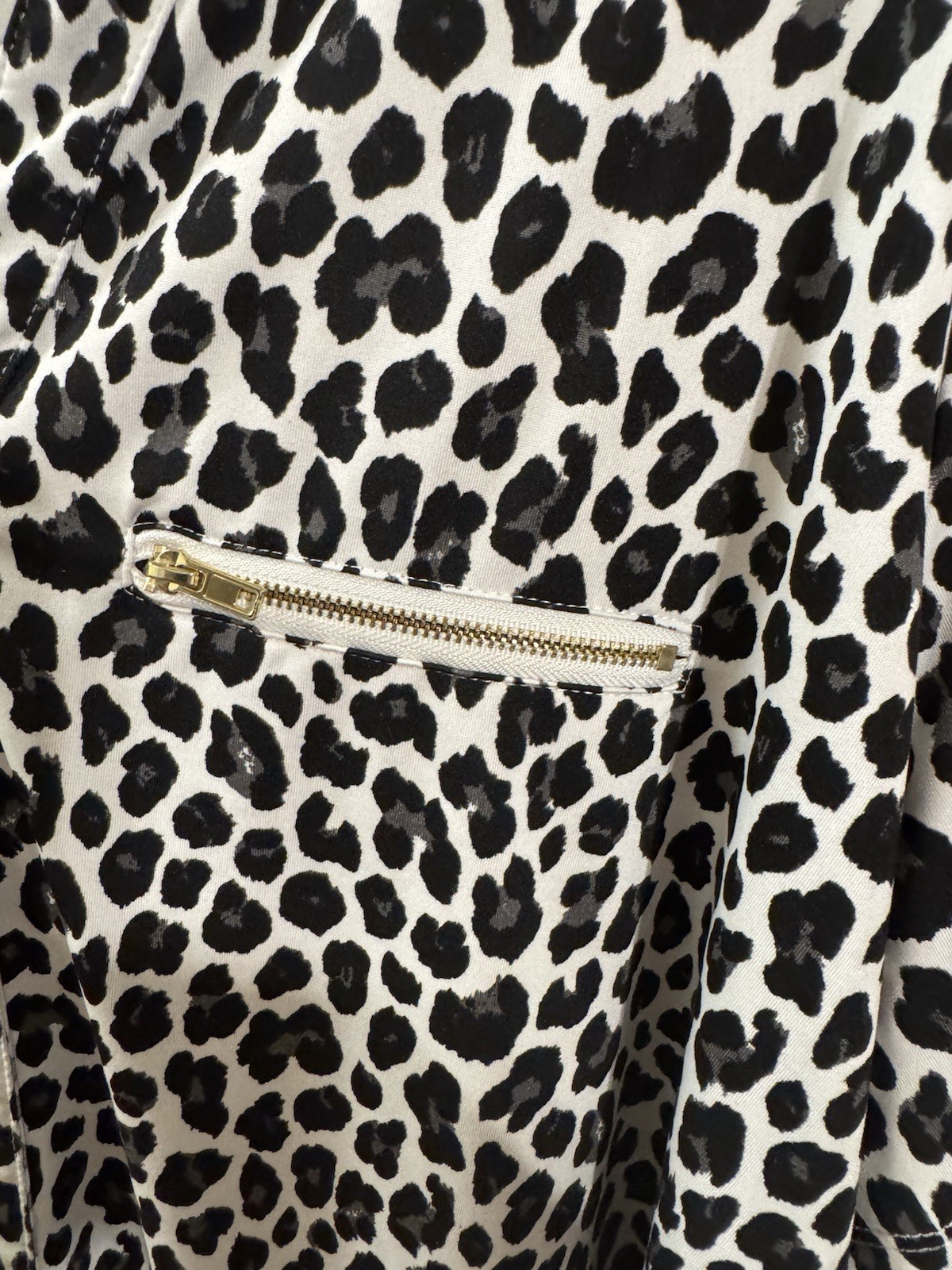 STRETCHY BLACK, GRAY, WHITE ANIMAL PRINT BLOUSE-FYVE BRAND-SIZE 3X-GOLD ZIPPERS