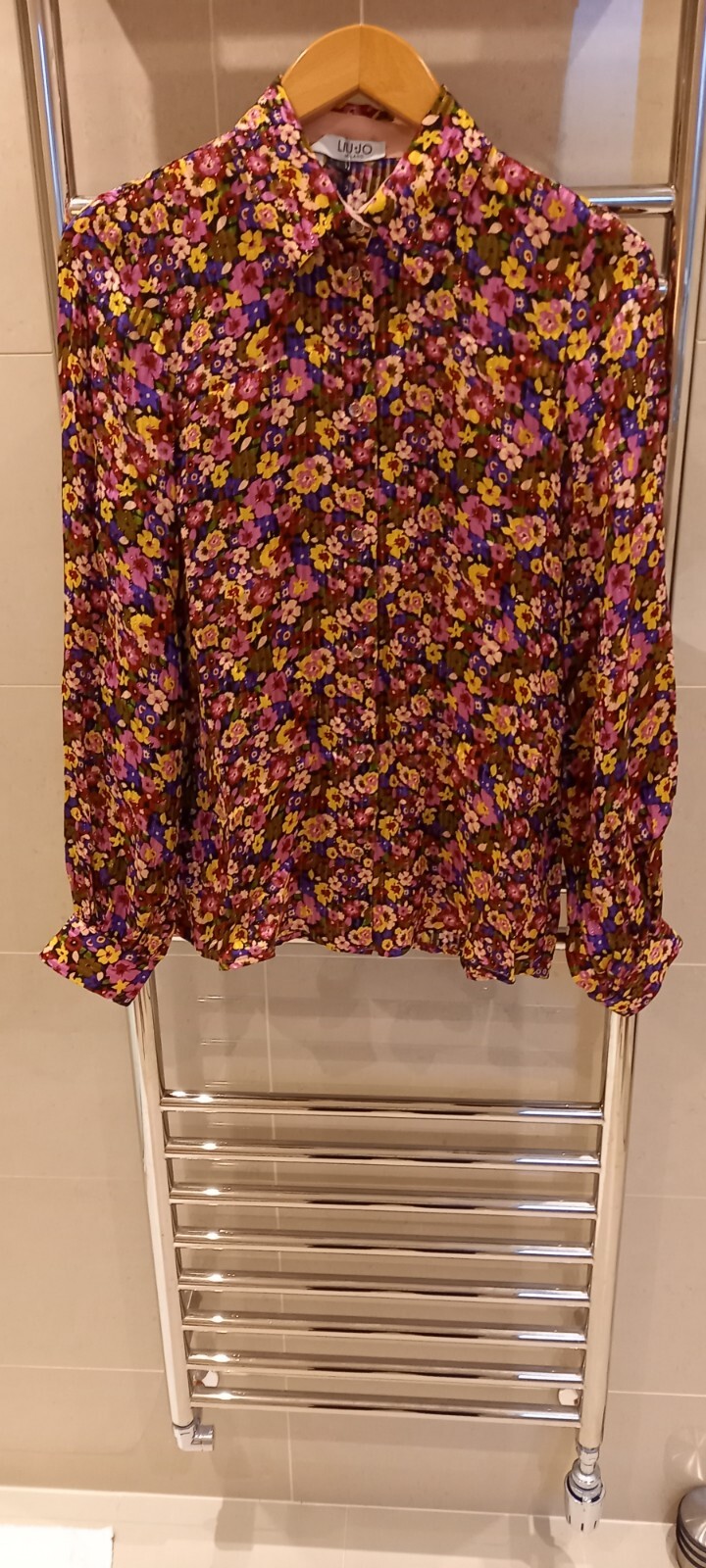 LIU JO MILANO ROMANTIC FLOWERS BLOUSE.SIZE 10.BNWT.CREPE FLORAL DESIGN….