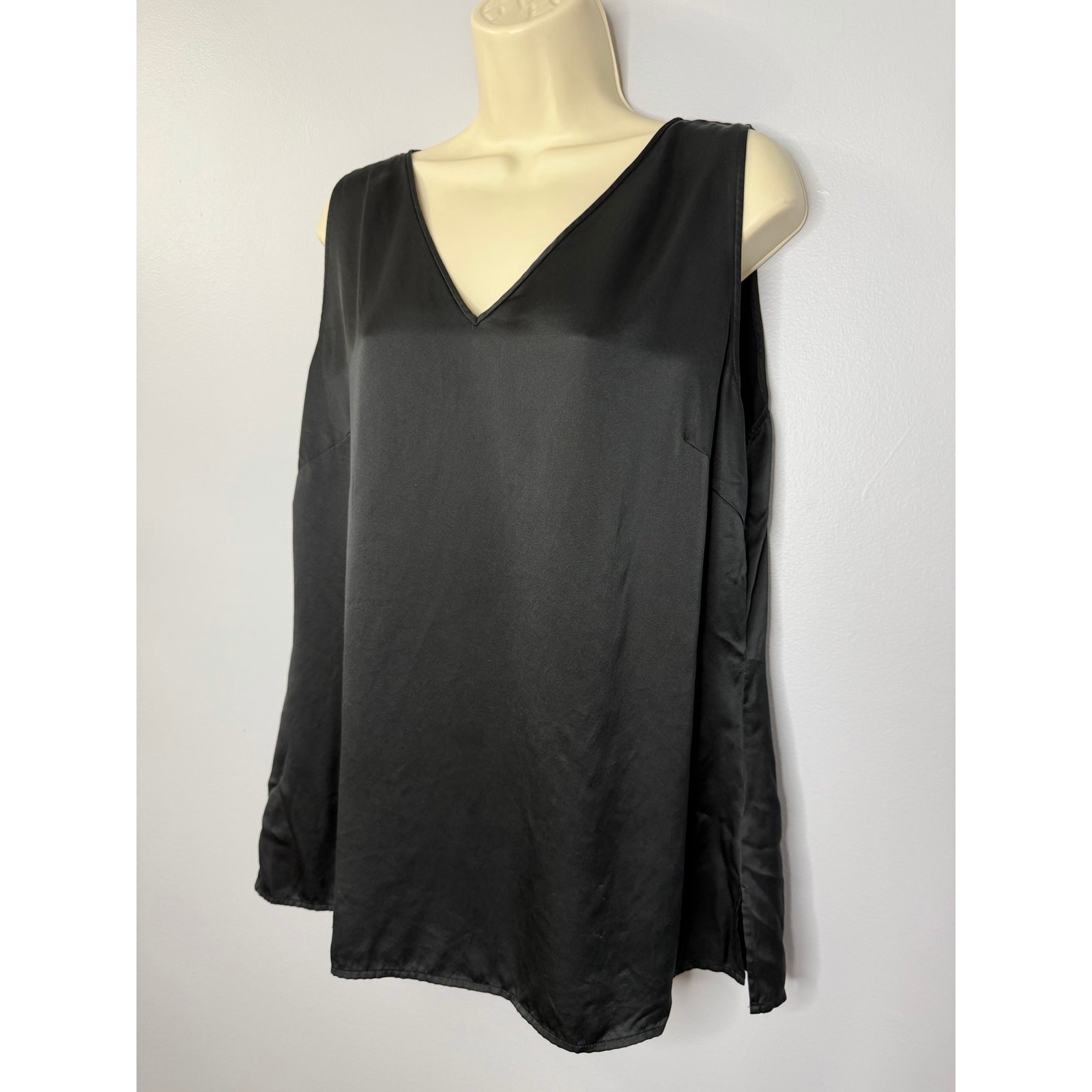 RaVella Amalfi Silk V Neck Tank Top Black Classic Casual Wardrobe Women’s L
