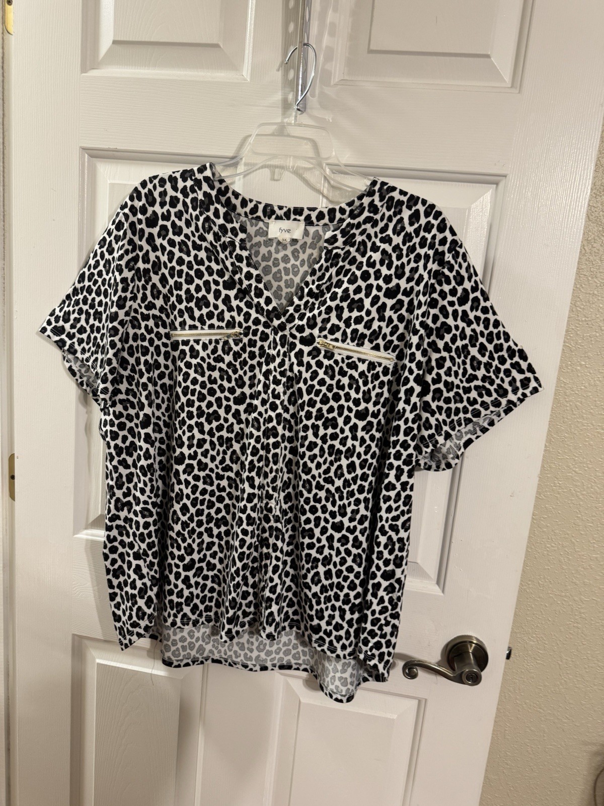 STRETCHY BLACK, GRAY, WHITE ANIMAL PRINT BLOUSE-FYVE BRAND-SIZE 3X-GOLD ZIPPERS