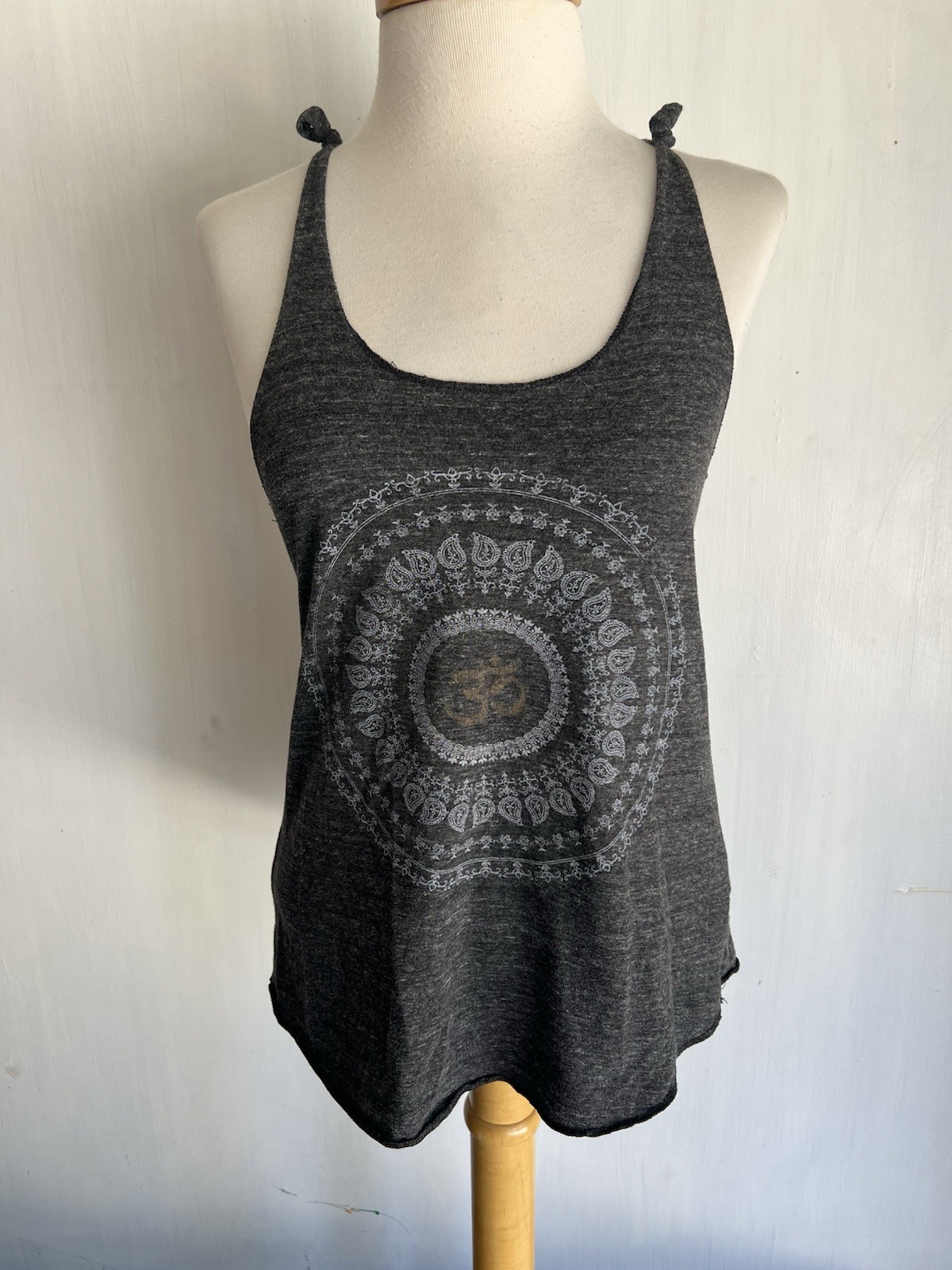 SPIRITUAL GANGSTER Women’s Hindu OM 3 Symbol Racerback Tank Top Shirt Size Small