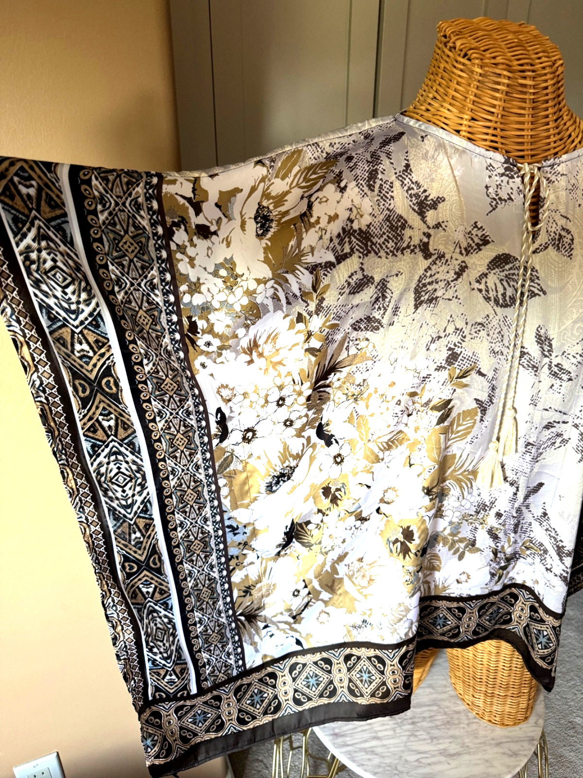 Women’s Scarf Top – Metallic Gold, White and Black. Size Large- Gorgeous!