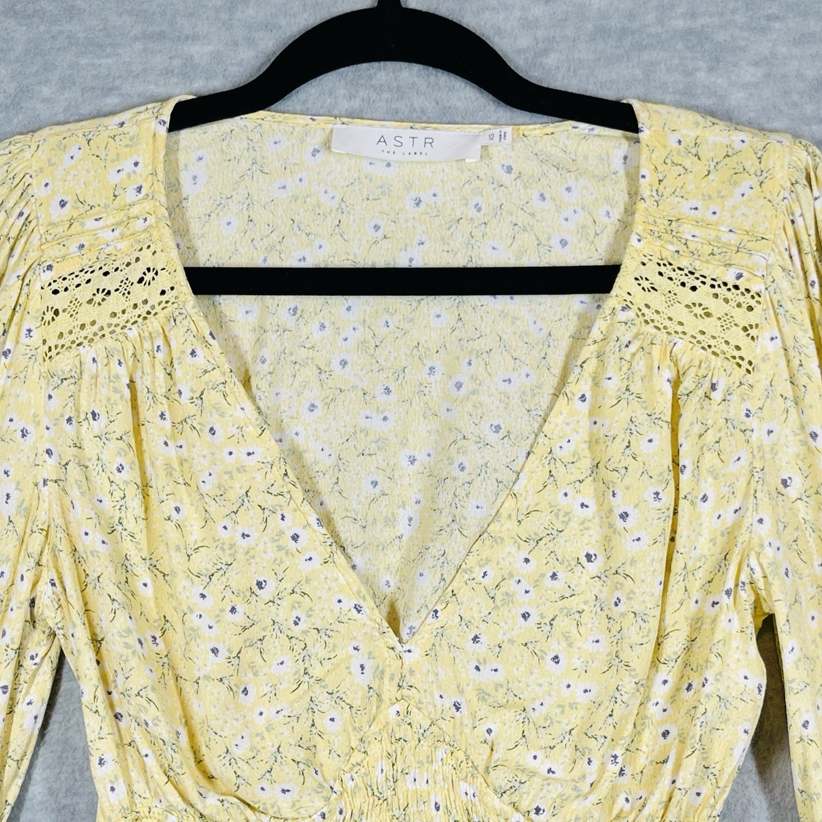 ASTR the Label Floral V-Neck Top Size XS Cropped Smocked Boho Cottage Feminine